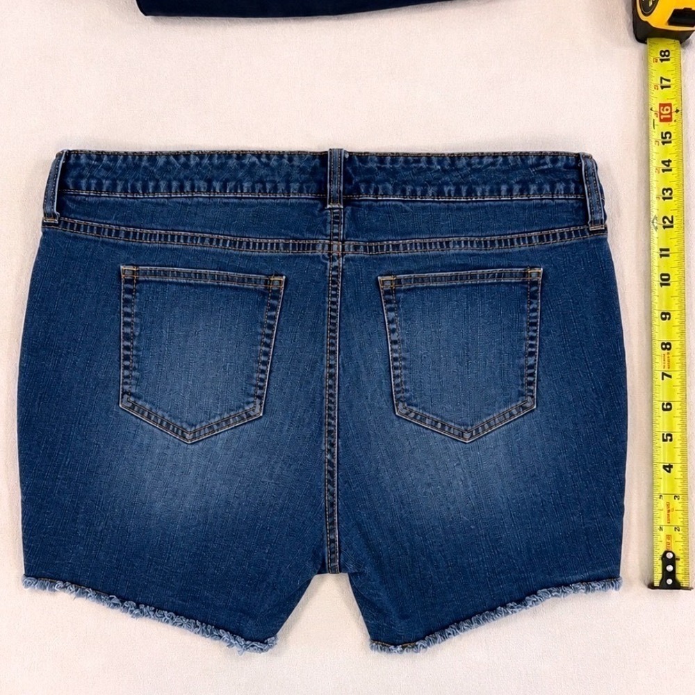 Torrid Womens Size 14 Medium Wash Frayed Raw Hem Denim Jean Shorts Stretch - Picture 2 of 4